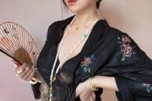 又是婚内出轨？男明星和女演员车内缠绵公共场合出双入对不避讳